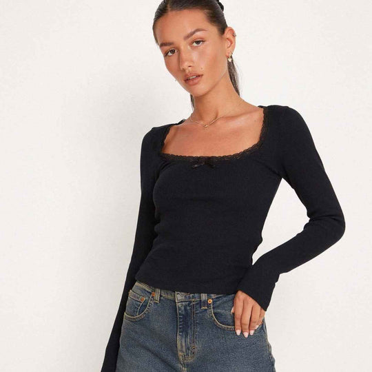 Dames top met ribstructuur, kanten rand en strikdetail